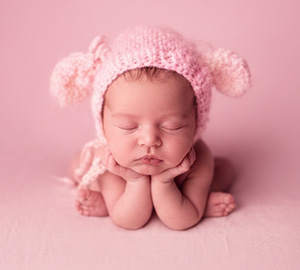 手をついてる赤ちゃん