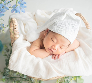 かごで寝てる赤ちゃん